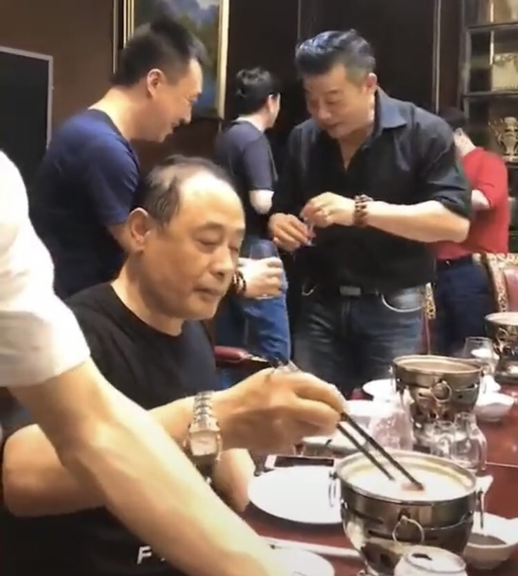 老戏骨“荀彧”露面，头秃一大块手上表几十万，豪宅庭院花草遍布