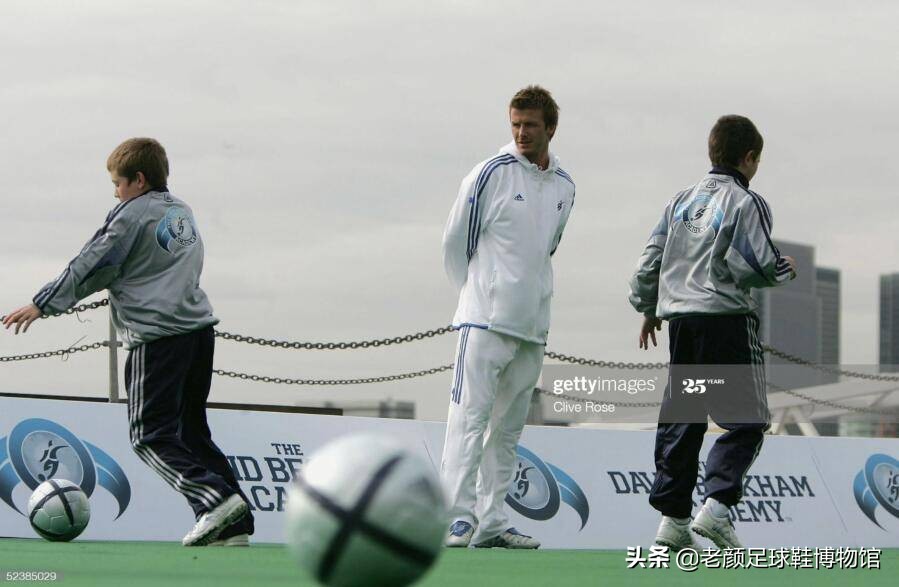 贝克汉姆当年多大腕，专属圆月弯刀logo，齐达内劳尔成其左右护法