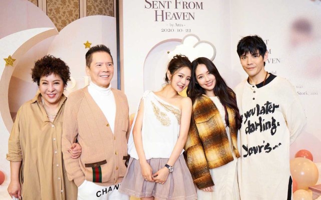 向佐曬一家三口牽手照官宣女兒百日，郭碧婷依偎老公肩膀秀恩愛