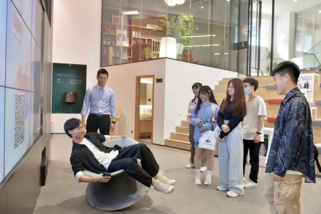 广州美院同学参访丽联家具：一场关于办公环境与艺术的对话