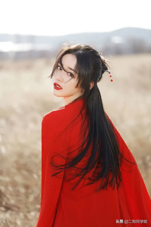 新版周芷若颜值也是超高，气质美艳动人特别是红衣造型也太美