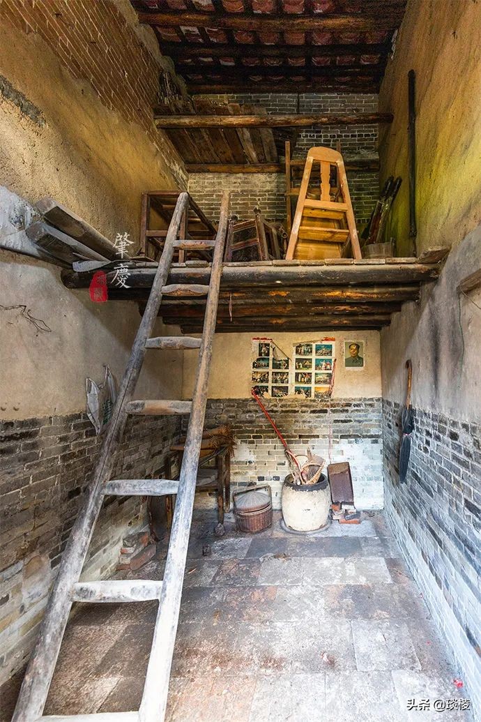 A mysterious "gossip village" actually uses house walls to make village walls, so thieves will get lost