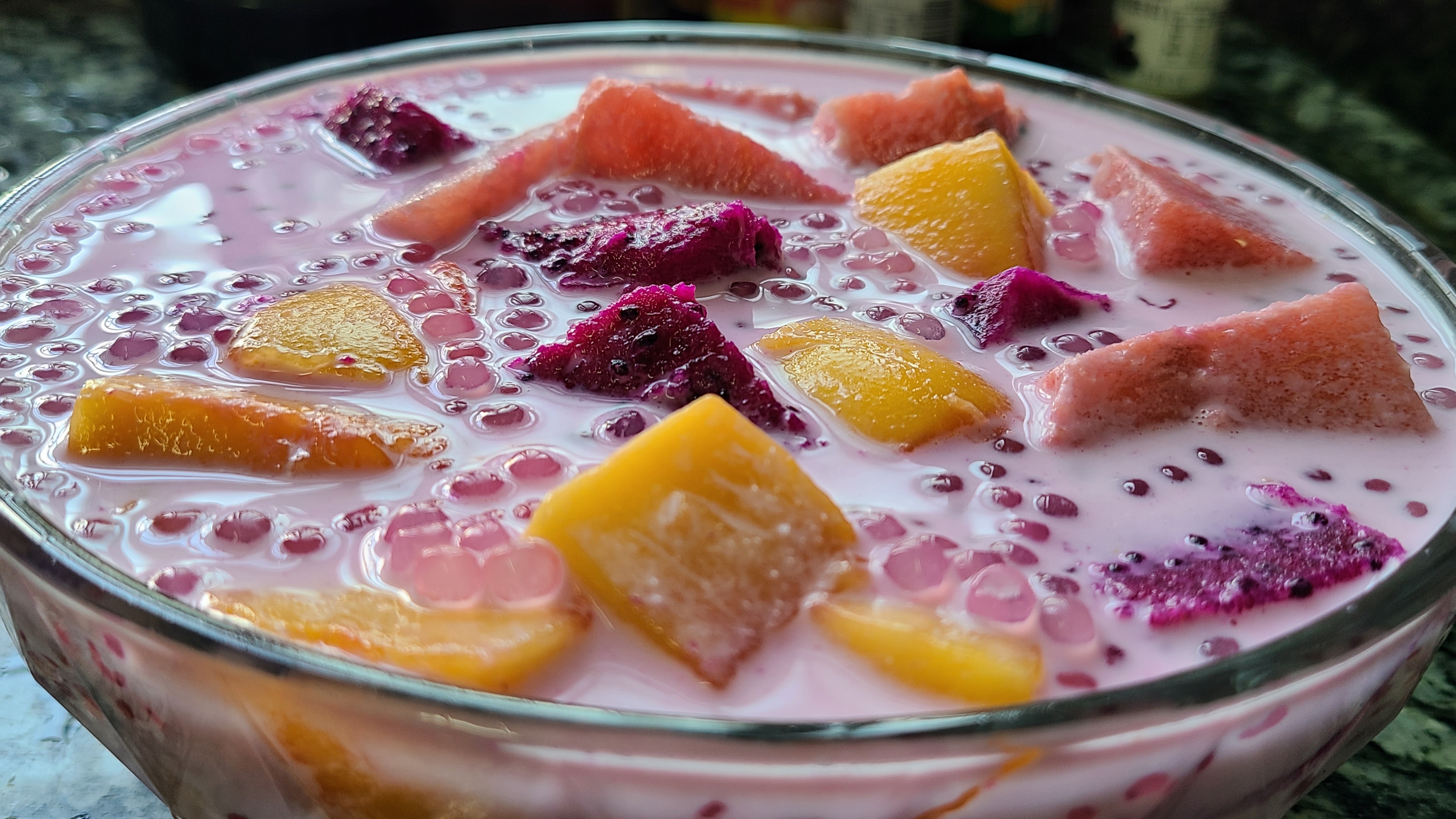 水果西米露，是廣東人夏天經常吃的一道美食，冰涼好喝味道好