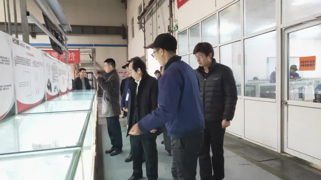正大集團副總裁傅學軍、市工信局總工程師黃亮蒞臨洛陽鴻元軸承