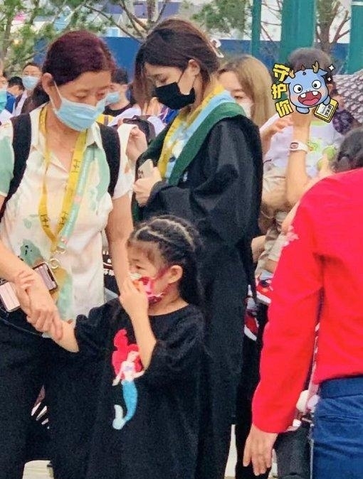 网友偶遇汪峰一家五口，章子怡全程抱儿子好溺爱，女儿扎脏辫太潮