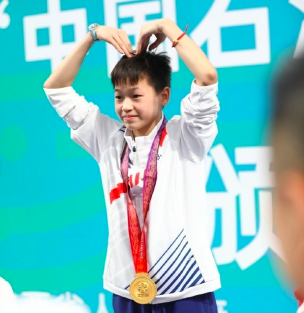 热闹场面曝光！全红蝉走进全运餐厅仍是焦点 其他运动员追随跟拍