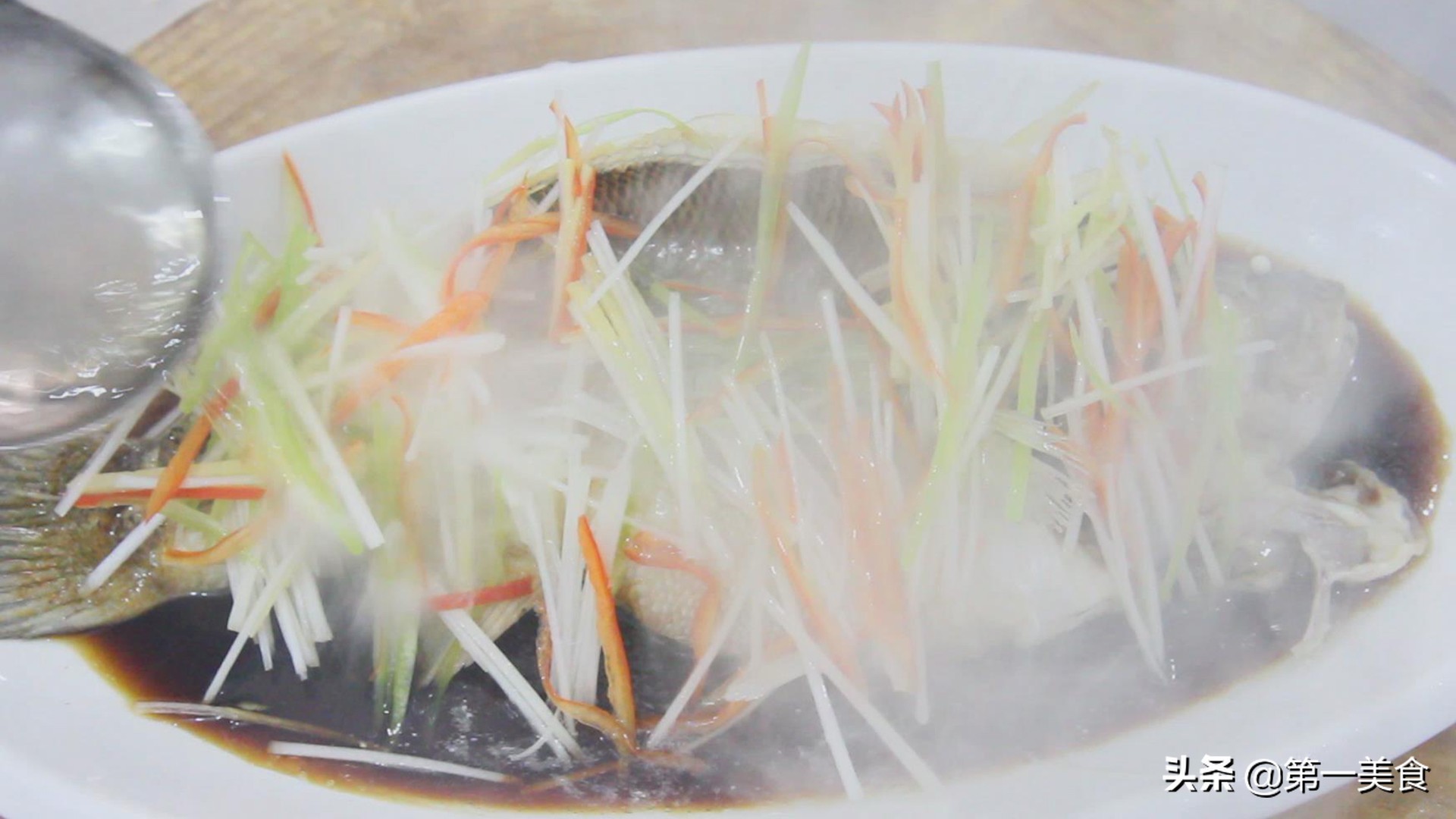 图片[9]-清蒸鲈鱼的正宗做法 清淡无油 鱼肉鲜嫩 营养丰富-起舞食谱网