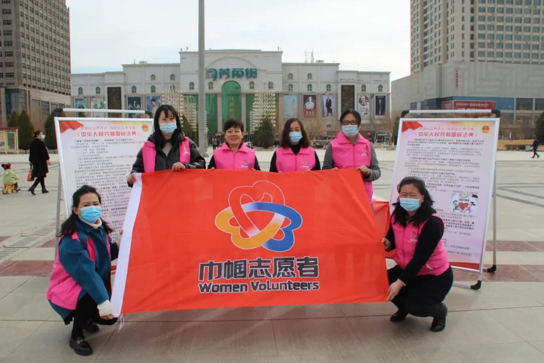 白银市妇联开展“三八”妇女维权周启动暨学雷锋巾帼志愿服务活动白银市妇联