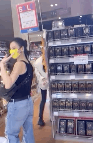 张柏芝逛超市被偶遇，背心配破洞牛仔裤超时髦，挥手打招呼很友善