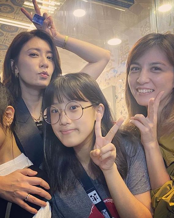 15歲梧桐妹要出道？ 和媽媽賈靜雯組女團，母女倆長得完全不一樣