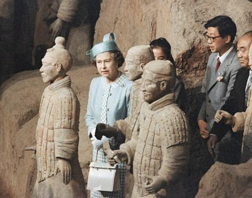 34年前英女王訪華排面大，600人隨行，爬長城游西安吃粵菜