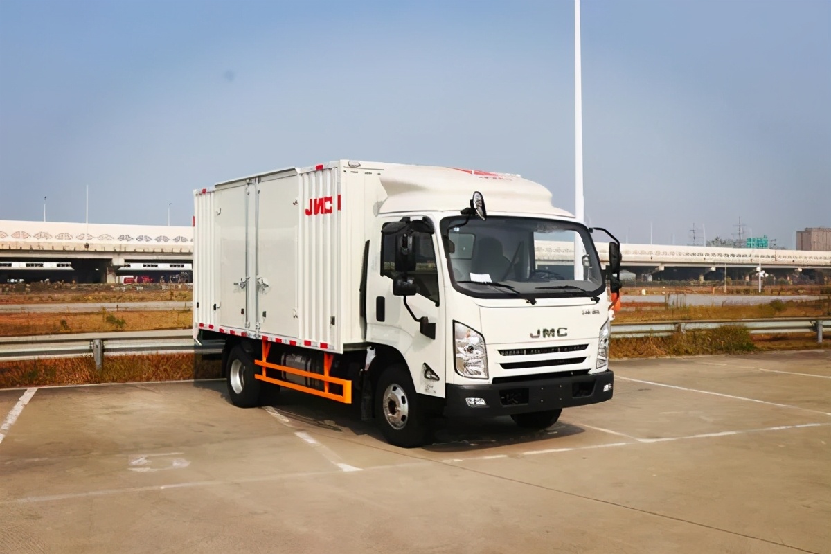 外观经典 承载能力出色 实拍江铃凯运蓝鲸厢式车|卡车之友网