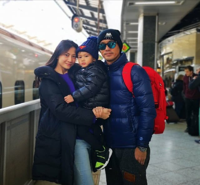 陈国坤8年拍两部戏仍感恩星爷，曾跪在李小龙墓前痛哭，现状如何