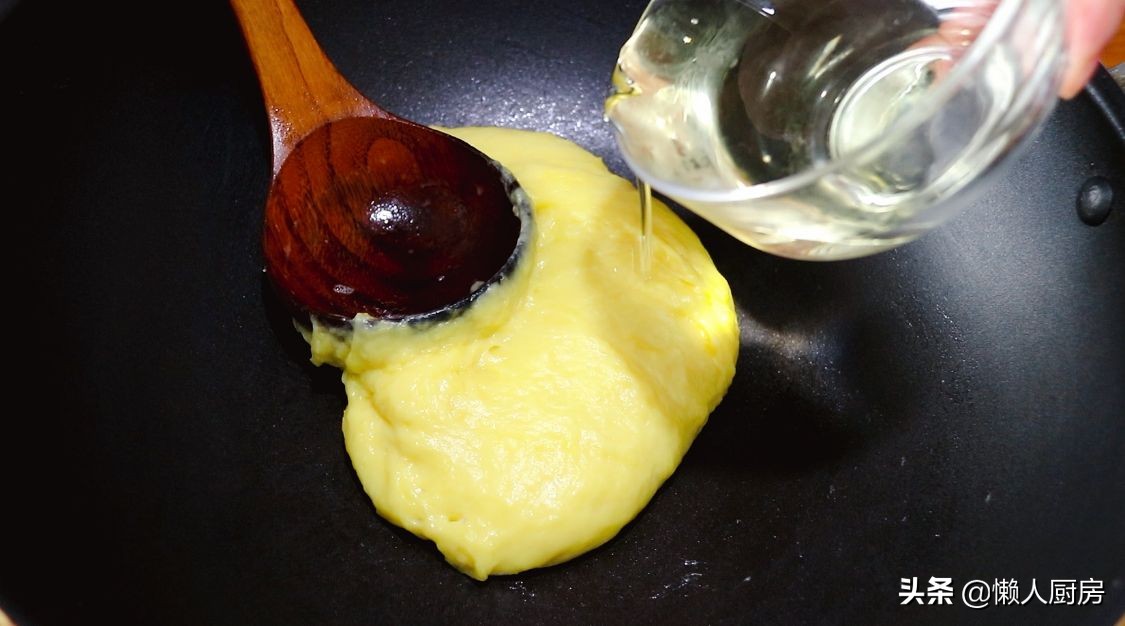 雞蛋和澱粉一起炒，不粘勺子，不粘盤子，吃起來軟糯香甜