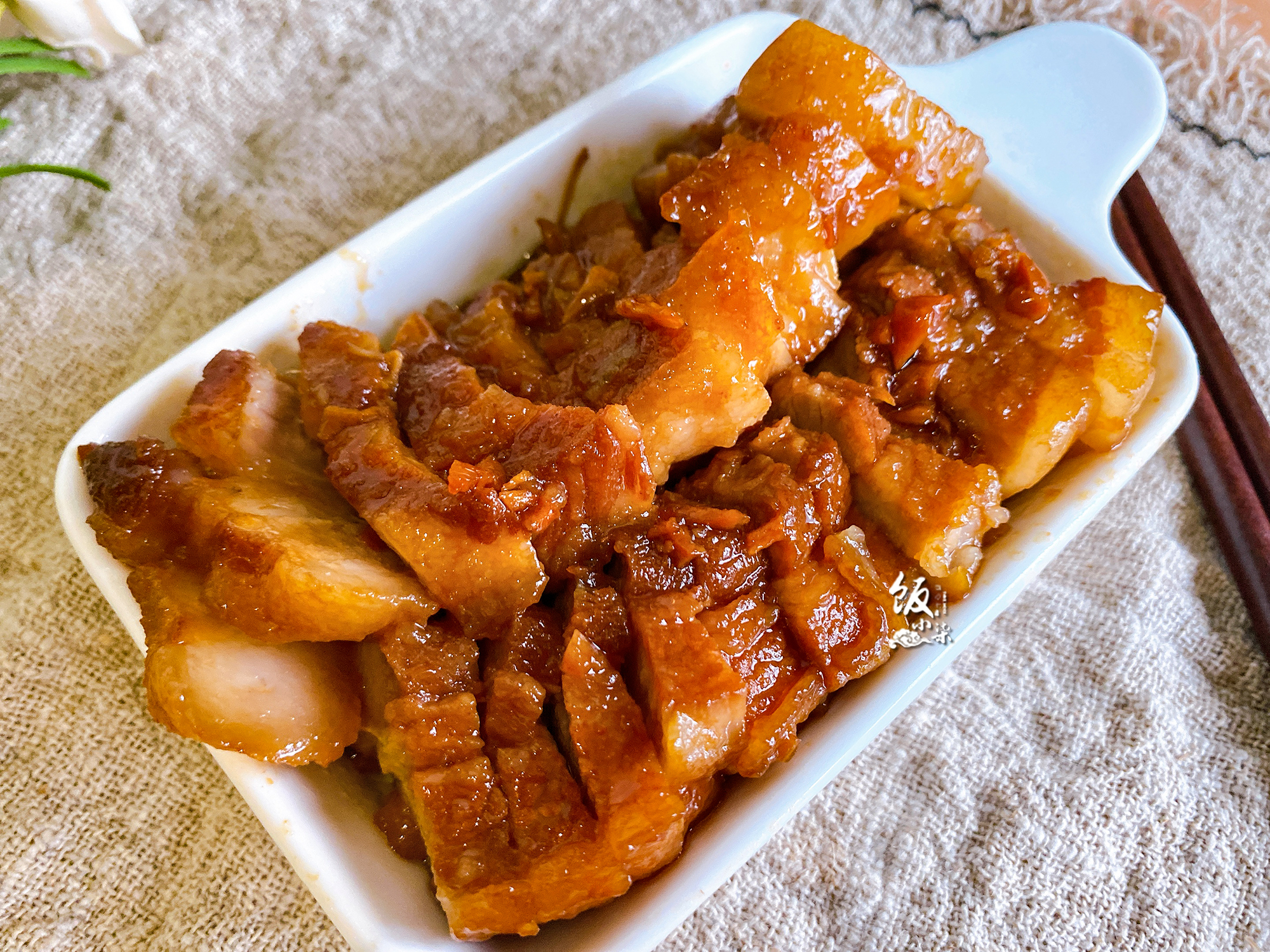 把整块五花肉放电饭锅里，焖30分钟出锅，把家人都“馋坏了”