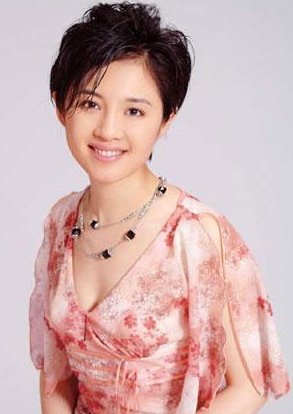 她是倪萍的接班人许戈辉，本前途一片光明，为何会被央视“封杀”