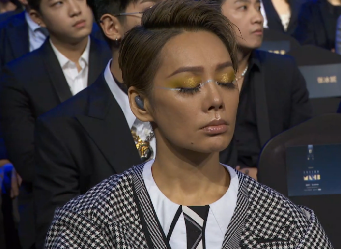 时尚先生盛典镜头：杨幂大特写皮肤松弛，张雨绮笑容脸僵现鱼尾纹