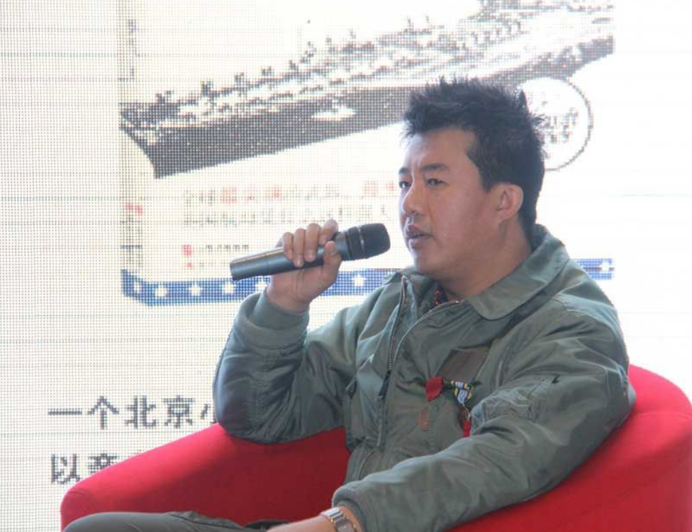 为了拿到绿卡，中国小伙赴美服役，回国后看到辽宁舰，他热血沸腾