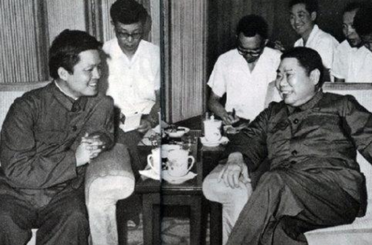 黄植诚驾百万战机回归大陆，受邓小平亲切接见