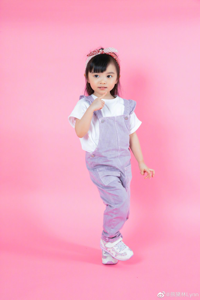 熊黛林老公带家人逛街，双胞胎女儿扎双麻花辫，手拉手拍照好有爱