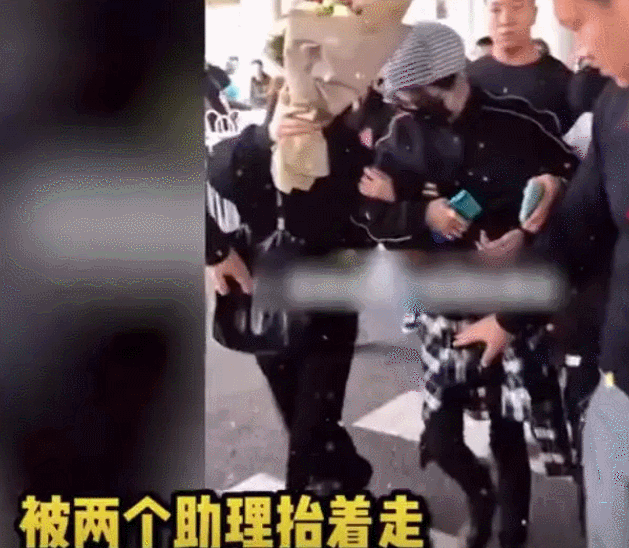 郑爽庭审后首次现身机场，状态极差需两人搀扶