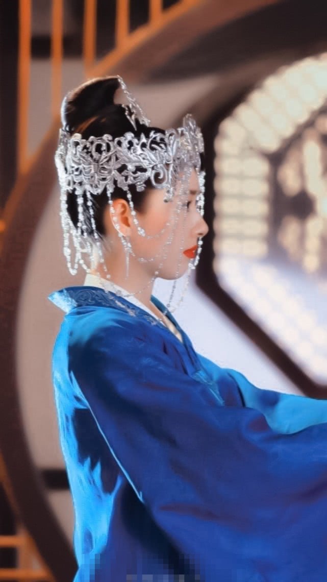 影视剧之中蓝色婚服，李沁和热巴清新动人，却都不及女神郭碧婷
