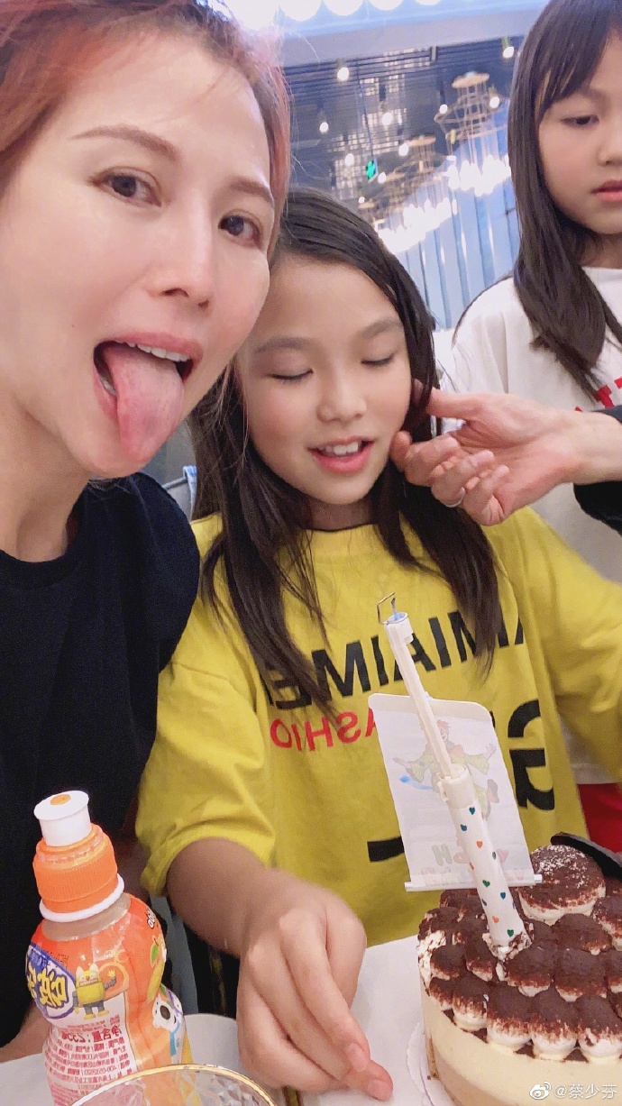 蔡少芬一家為大女兒慶生，10歲湯圓很像媽媽，弟弟被迫營業太搶鏡