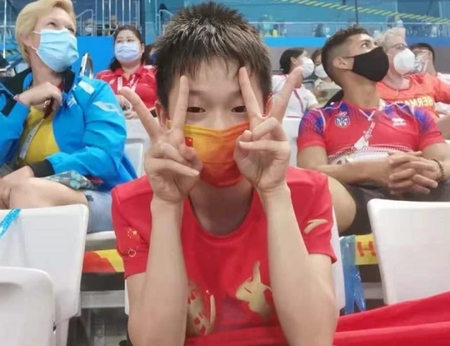 14岁全红婵当冠军仍不忘初心！穿白T住上下床，坚持训练长腿抢眼