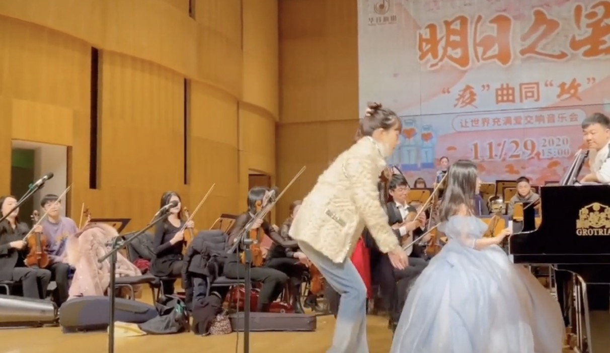 李小璐晒女儿钢琴演出花絮视频，甜馨安吉同框，男帅女靓超养眼