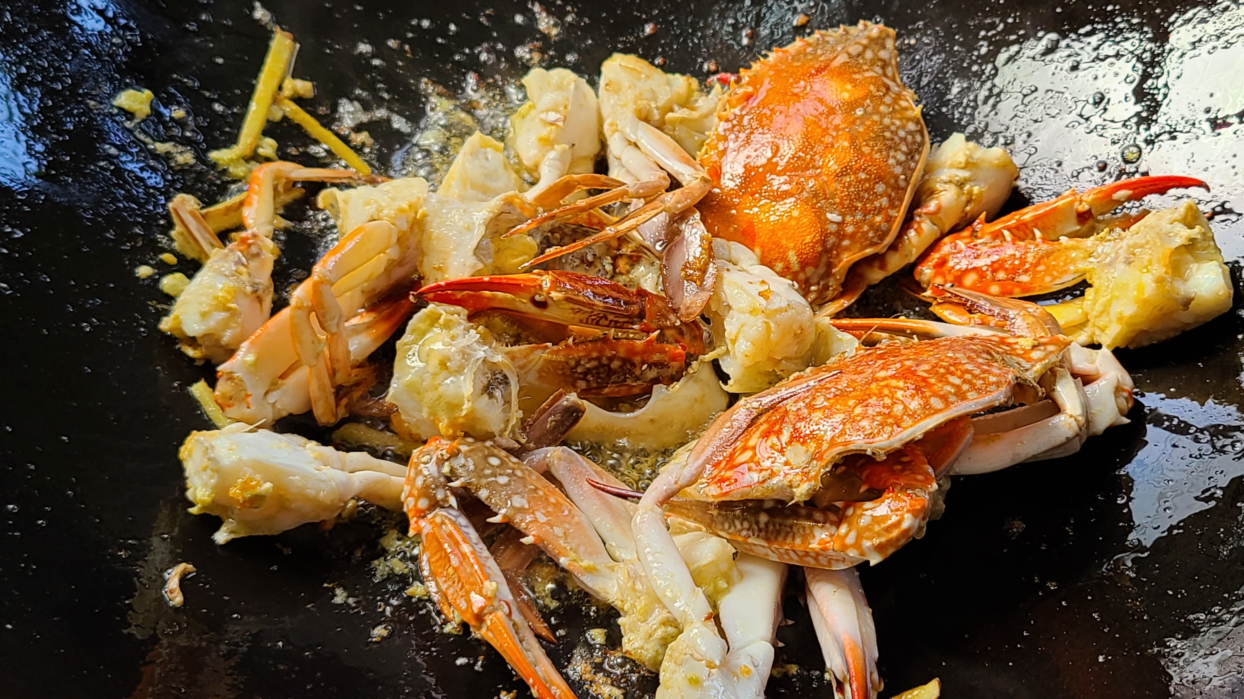 螃蟹燜雞的做法，香味濃郁，好吃下飯，看著肚子都餓了