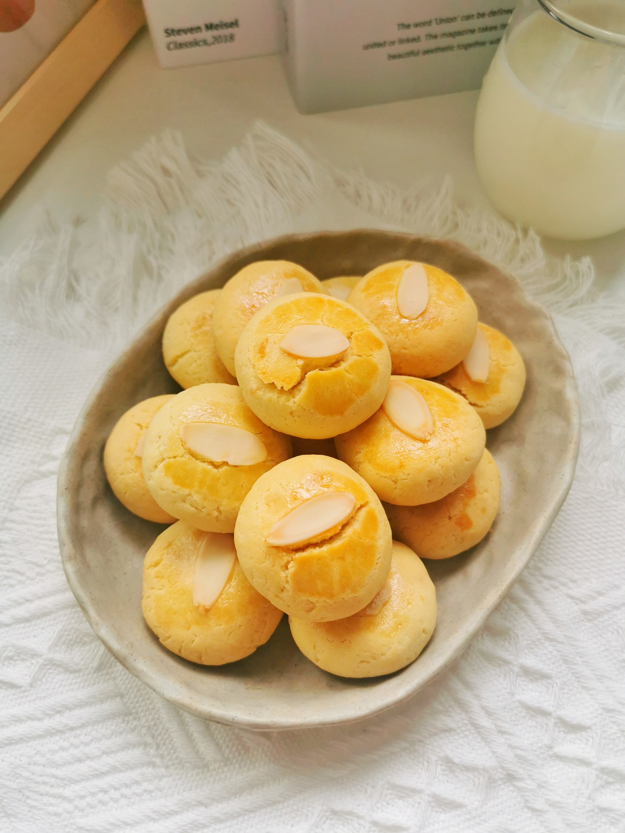 80后妈妈坚持自制零食，今天做的肉松小奶酥，老公儿子抢着吃