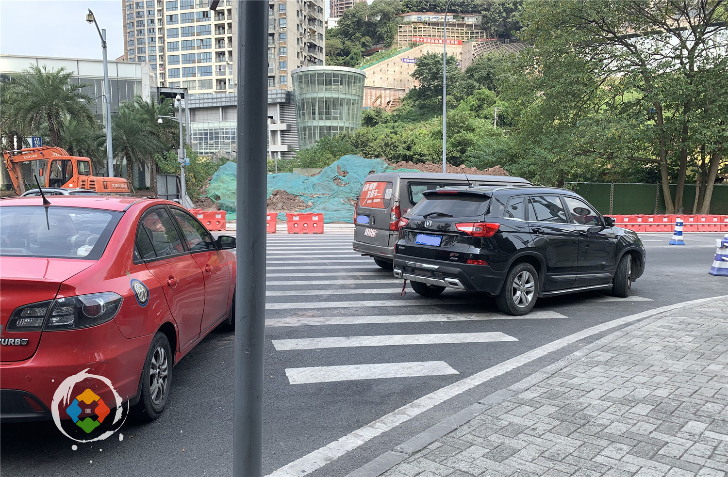 重庆“的哥”带我追星：年轻女孩们聚集在南滨路，苦苦等候着谁？