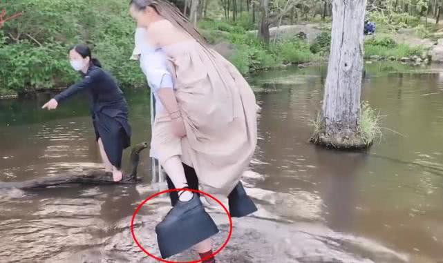 明星工作不易！戚薇让助理背过河遭怒骂，脚上