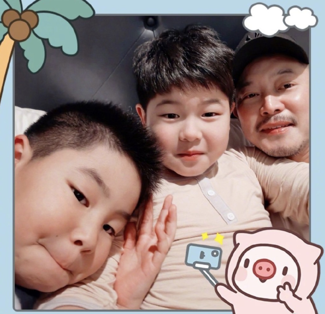 胡可晒温馨全家福，小鱼儿吃长寿面低调庆生，安吉脸颊饱满又胖了