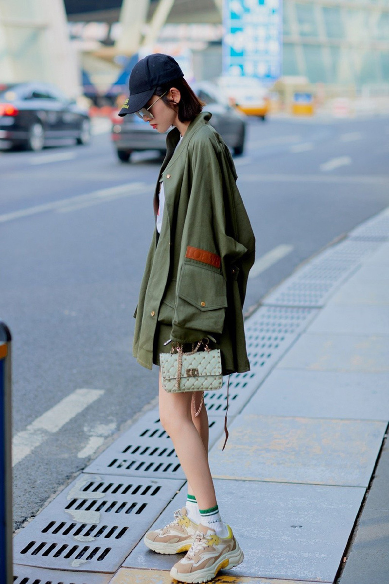 唐艺昕的小肚子真挺，这么宽松的外套，感觉张