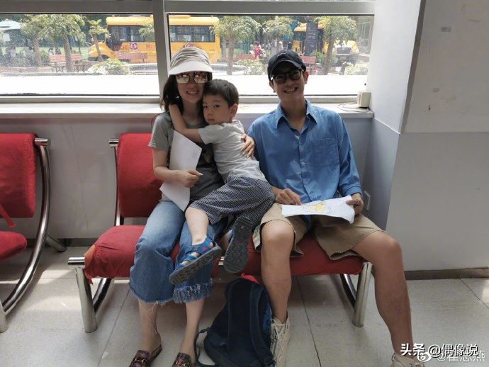 杜江7岁儿子嗯哼看奥运会很激动，在家练习跳高，姿势标准有潜力