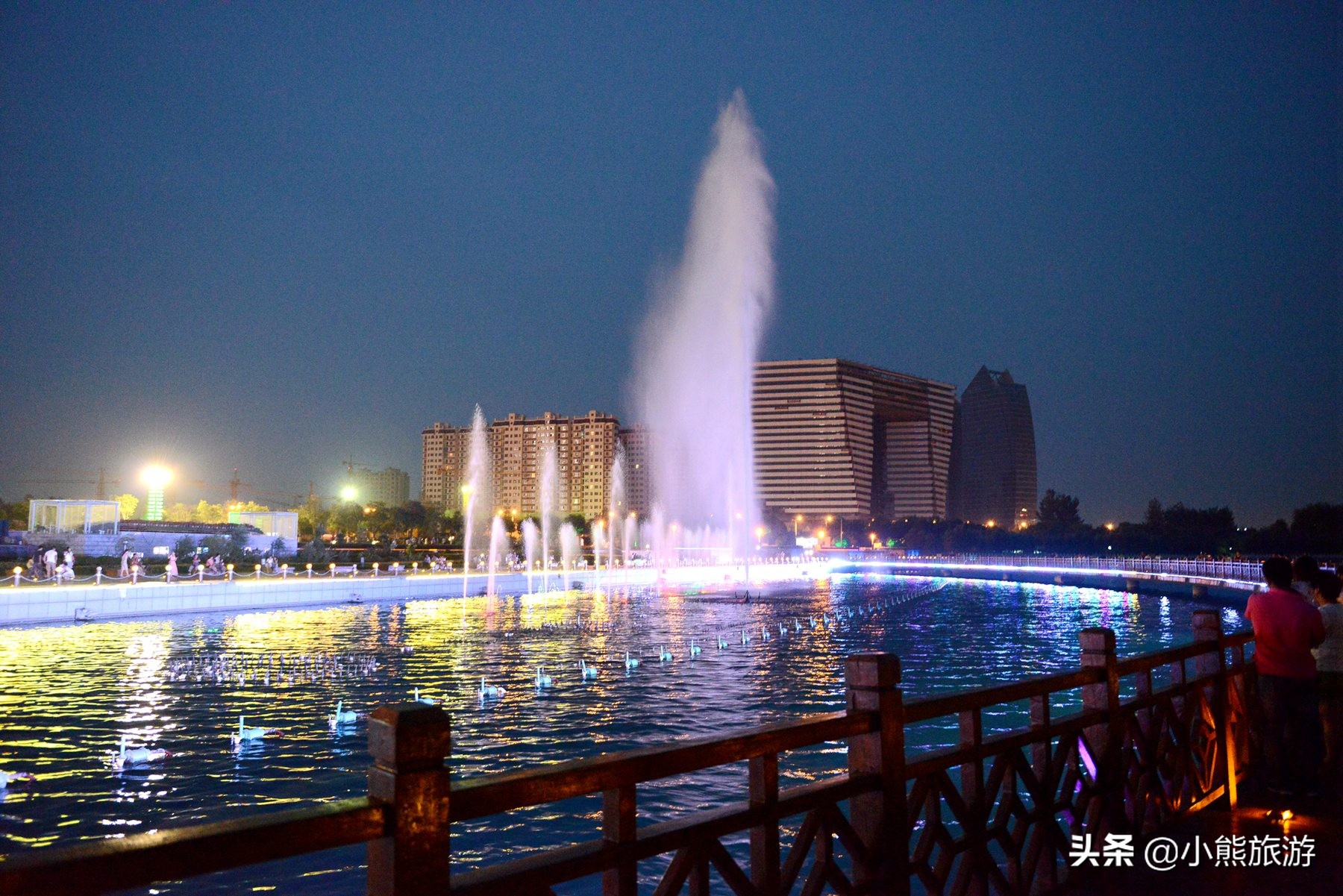 中超小熊喷泉在哪里(鹤壁市淇河边，灯光秀、喷泉秀，火树银花不夜天)