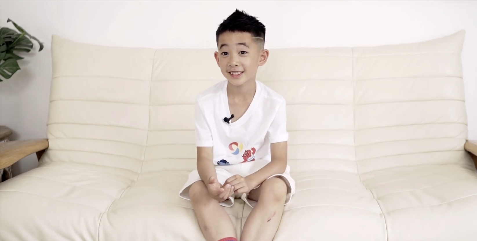 Jasper拍六一写真，8岁小小春长成翩翩少年，玩水吹泡泡充满童趣