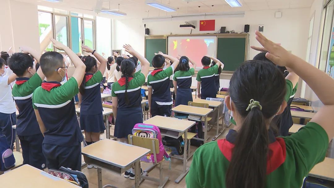 上海市闵行区小学部分复课：仍要求戴口罩上课