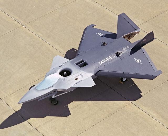 歼31挂载反舰导弹亮相，或登上中国新航母，小二