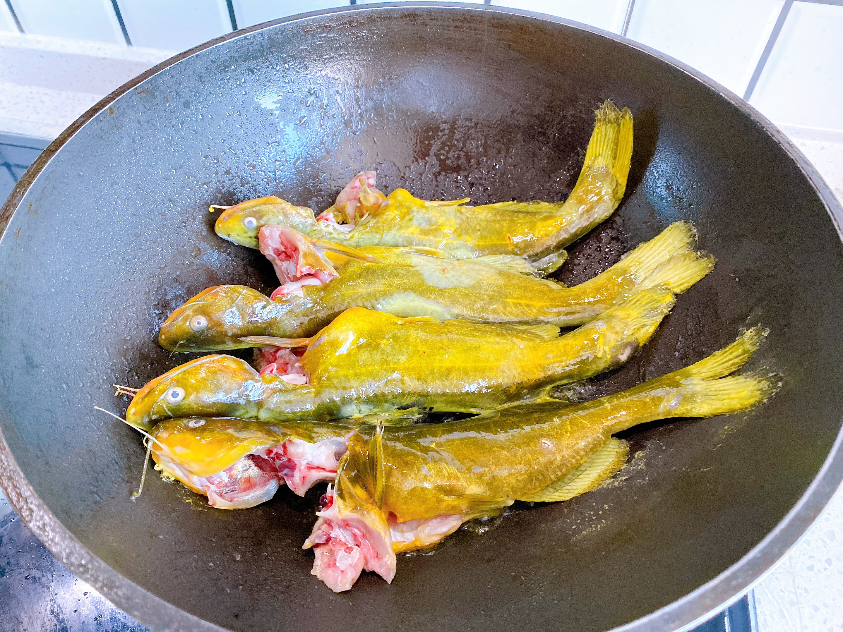 这种鱼要多吃，刺少肉嫩，营养丰富，加上这种原料，夏天吃正合适