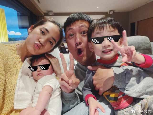 余文樂首曬一家四口合照，半歲女兒正面照曝光，妹妹小臉傲嬌可愛