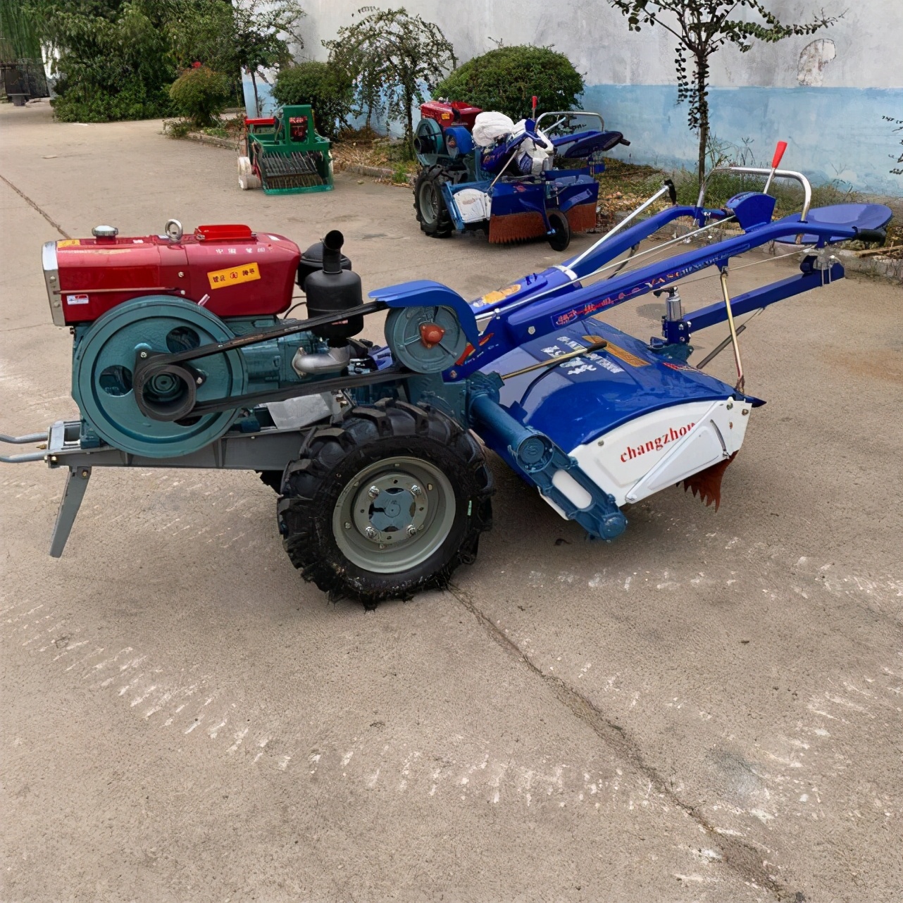 两印造地面作战机器人，有的像婴儿车，有的直接用手扶拖拉机改装