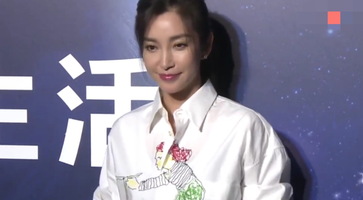 李冰冰深夜带父母聚餐，48岁仍然是单身状态，曾多次遭到家人催婚