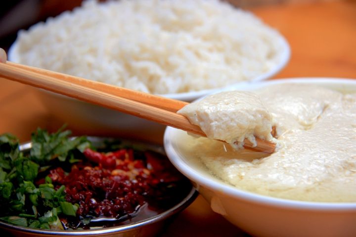 我家乡的富顺豆花,一碗看似简单的红油蘸水在我记忆中的诱人光泽