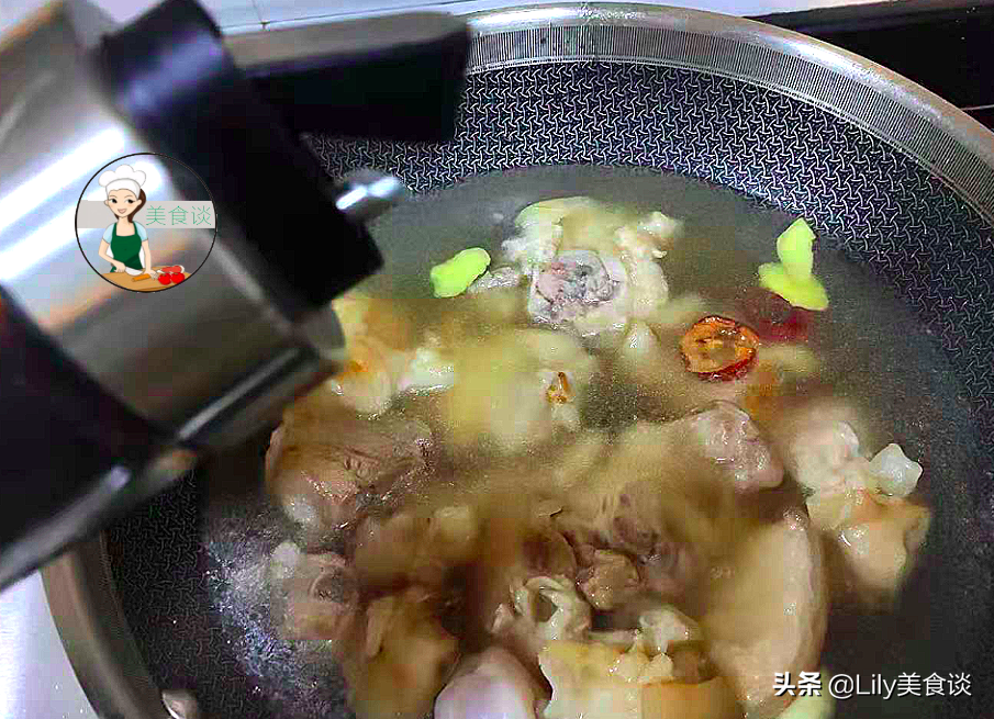 秋天，这肉记得多吃，比排骨便宜，比牛肉温和，秋天炖一锅太馋人