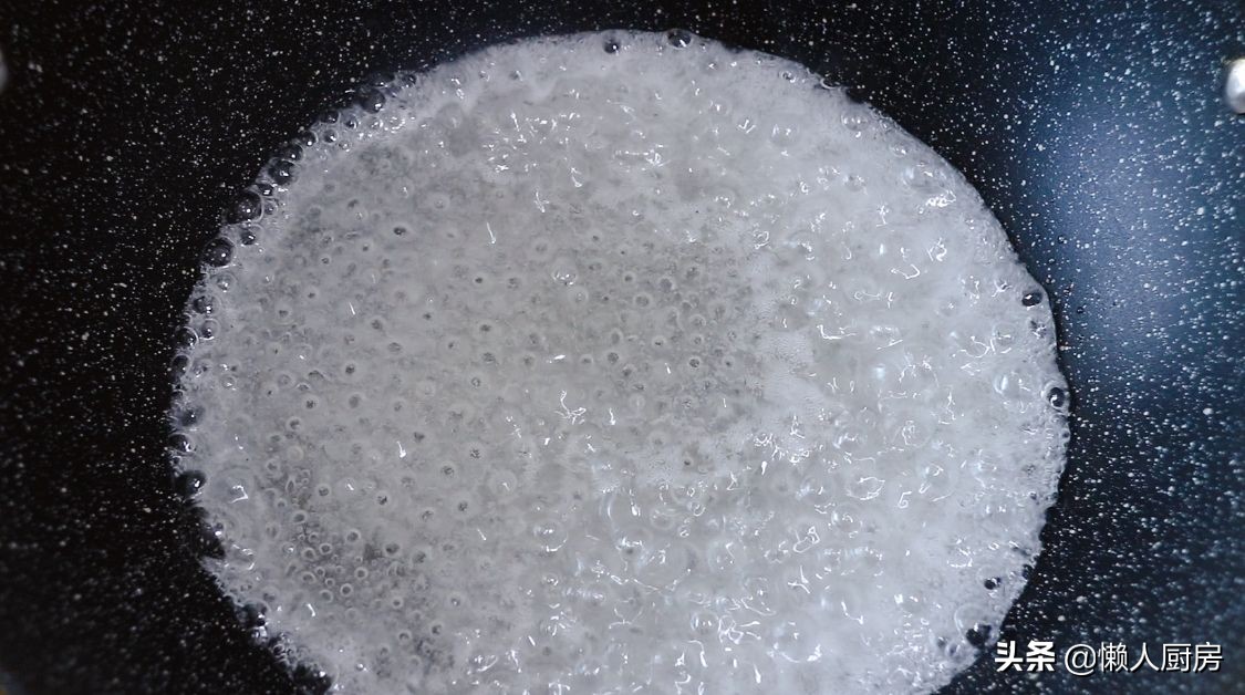 做糖葫蘆時，注意2點，做出來的糖葫蘆不黏牙，不粘手，不反沙