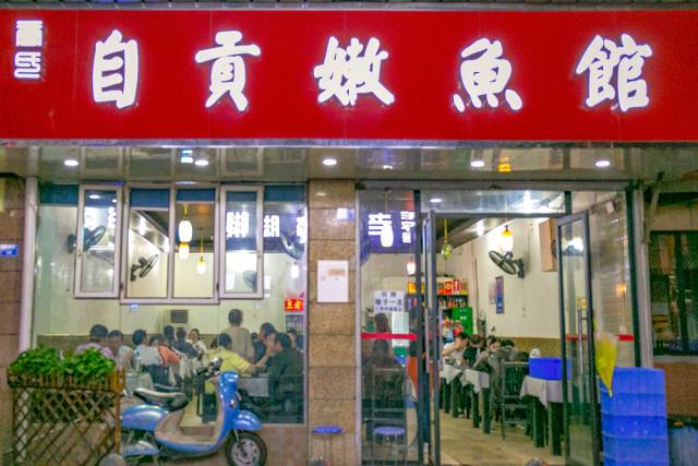 成都祥和里这条600米的美食巷子，要带5个胃才敢去吃