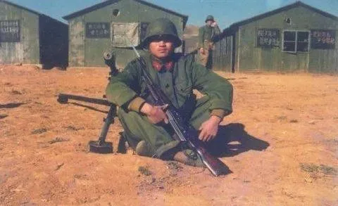 对越反击战，解放军战士单兵照，最后那张，手