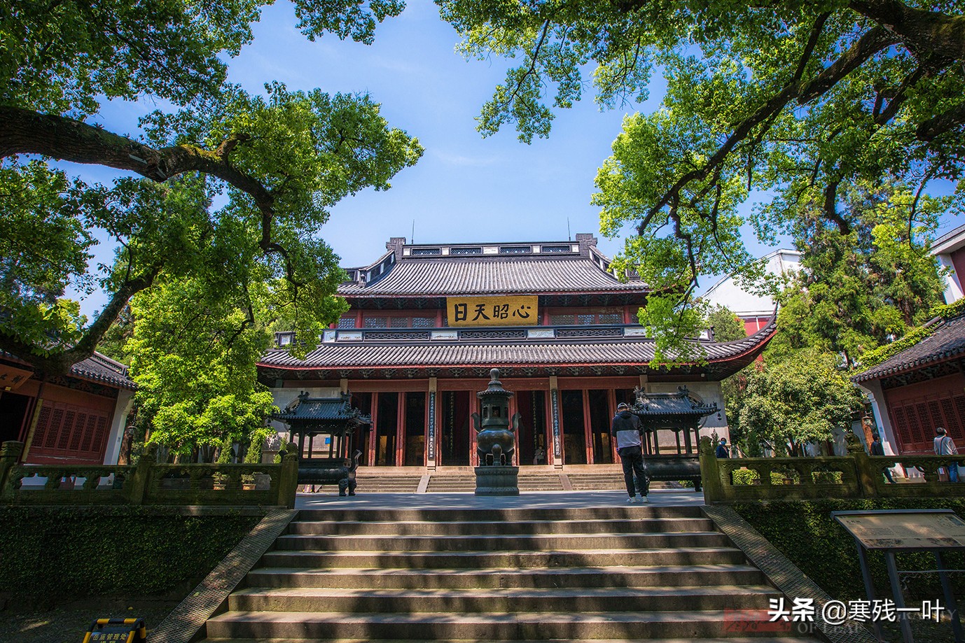 秦桧跪像(杭州岳庙秦桧像跪了800年，其后人要求拆除，网友炸锅景区表态了)